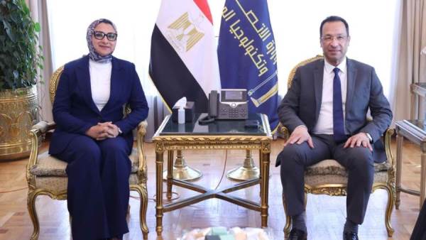 وزير الاتصالات يبحث مع محافظ الوادي الجديد دعم التحول الرقمي بالمحافظة 