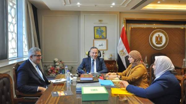 وزير التعليم العالي يبحث تطوير قطاع التمريض بالمستشفيات الجامعية