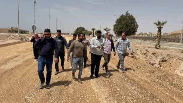 المهندس أحمد حسن يتفقد أعمال تطوير ورفع كفاءة الطرق والميادين بأسيوط الجديدة