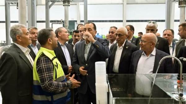 بطاقة 100 ألف م3/يوم.. "مدبولي" يتفقد محطة تحلية مياه البحر بمدينة العريش