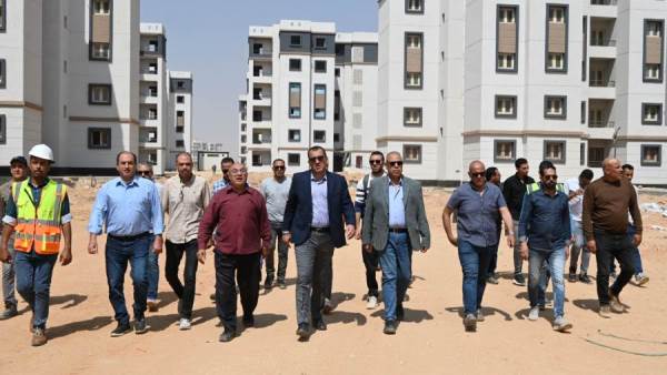 المهندس علاء عبداللاه يتفقد أعمال الترفيق بالإسكان الأخضر بالعاشر من رمضان