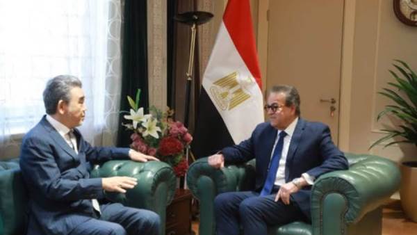 مصر واليابان تبحثان تطبيق نظام «التوكاتسو» والتدريب على الروبوت الجراحي «دافنشي» لتطوير التعليم الطبي