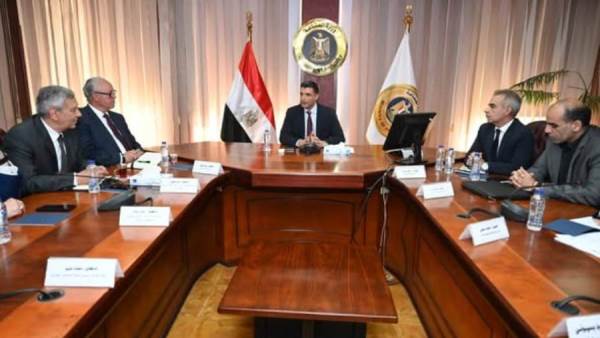 وزير الصناعة يبحث تعميق تصنيع المواد الفعالة للأدوية وتسهيل حصول المصانع على الاعتمادات الأوروبية