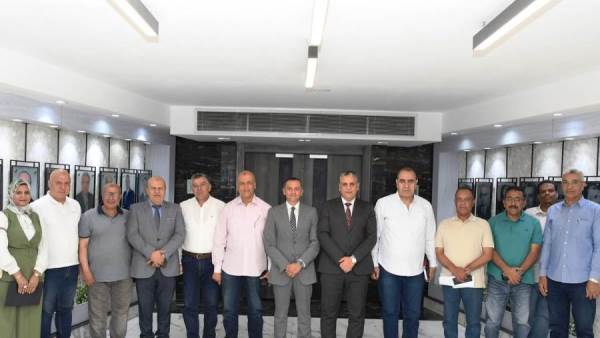 نائب وزيرة الإسكان يبحث مع محافظ أسوان تسريع تنفيذ مشروعات المياه والصرف الصحي