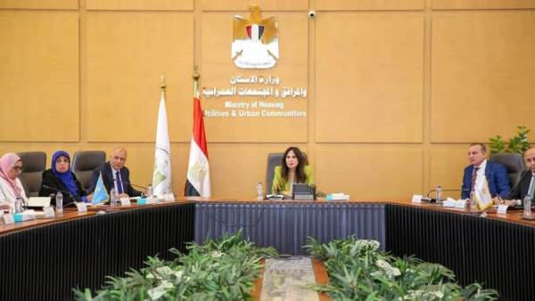 وزيرة الإسكان تتابع موقف مشروعات مياه الشرب والصرف الصحي بالقليوبية ومدينة العبور
