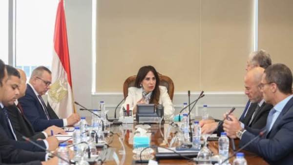 المهندسة راندة المنشاوي تتابع موقف تسليم  15 برجا سكنيا بالعاصمة الجديدة