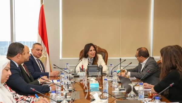 وزيرة الإسكان تبحث مقترح إنشاء «أوت ليت» تجاري بنطاق مدن شرق القاهرة