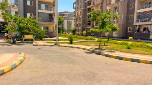 وزيرة الإسكان تتابع موقف تنفيذ المشروعات بالعاشر من رمضان وحدائق العاشر