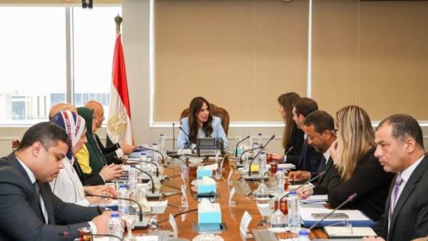 الإسكان تبحث مع الوكالة الفرنسية للتنمية التعاون بمشروعات مياه الشرب والصرف
