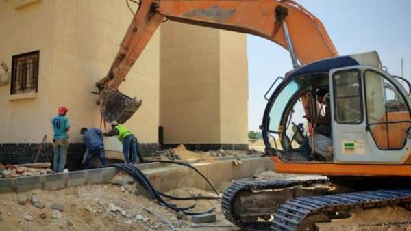 جهاز 15 مايو: استكمال أعمال تنفيذ شبكة الجهد المنخفض بمنطقة القرنفل