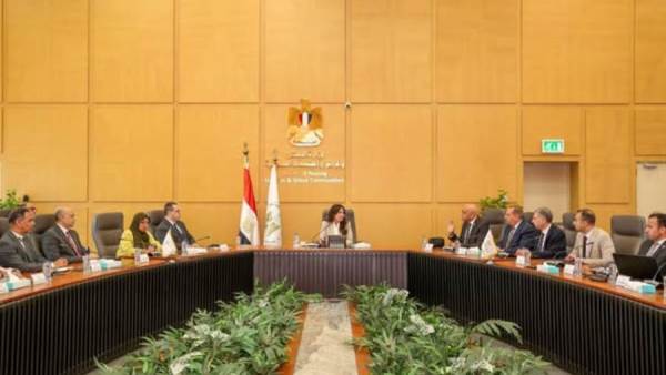 وزيرة الإسكان تلتقي شركة «مواصلات مصر» لتطوير منظومة النقل الجماعي بالمدن الجديدة