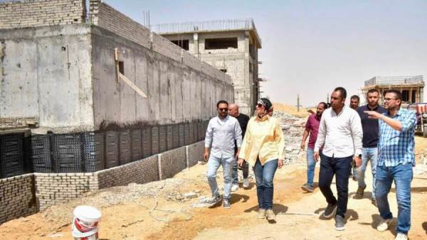 المهندسة أسماء مخلوف تتابع الأعمال بمنظومة الحماية من أخطار السيول بالسويس الجديدة