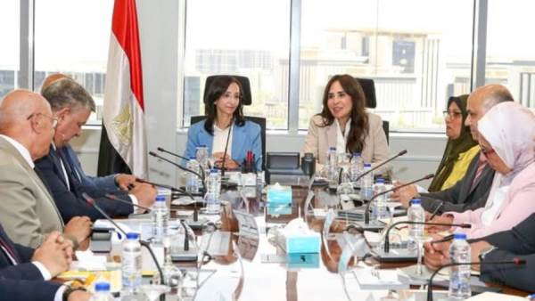 وزيرة الإسكان ومحافظ البحيرة يستعرضان موقف مشروعات مياه الشرب والصرف الصحي