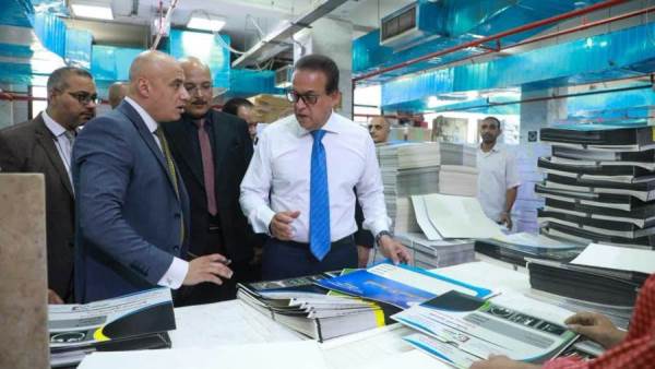 وزير الصحة يتفقد مخازن التموين الطبي للاطمئنان على المخزون الاستراتيجي للمستلزمات الطبية