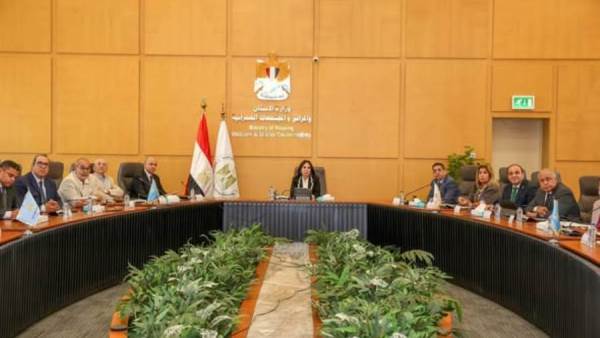 وزيرة الإسكان تتابع مع "المركزي للتعمير" موقف تنفيذ مشروعاته