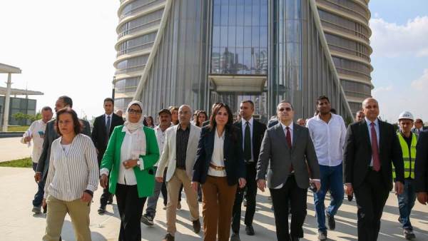 وزيرة الإسكان تقوم بجولة موسعة بمنطقة الأعمال المركزية بالعاصمة الجديدة