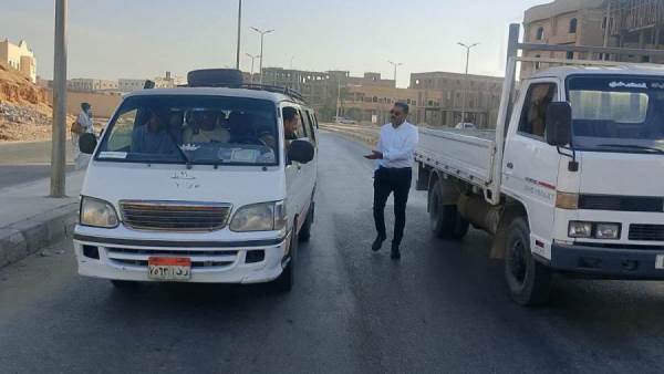 جهاز حدائق العاشر يتابع انتظام خطوط السير ويضبط حركة السرفيس بالأحياء السكنية