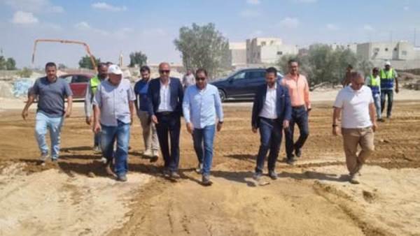 رئيس جهاز الشروق ومعاون هيئة المجتمعات  يتابعان أعمال الطرق والمرافق