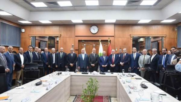 "الإسكان" توقع عقود تشغيل وصيانة 11 محطة تحلية بالشراكة مع القطاع الخاص