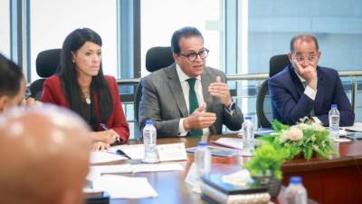 وزير الصحة يبحث مع شركة «أكديما» التوسع في الصناعات الدوائية